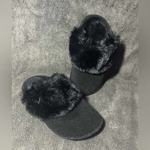 Crocs Black Wool Faux Fur Fuzzy Cozy Indoor Outdoor Clogs Slippers, Size 6, NEW! - Picture 1 of 7